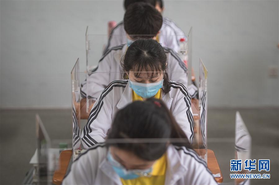 武漢で高校3年生の授業(yè)再開　飛沫飛散防止のためのクリア板設(shè)置　湖北省