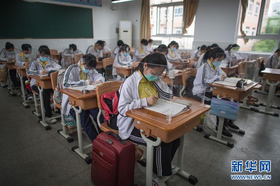 武漢で高校3年生の授業(yè)再開(kāi)　飛沫飛散防止のためのクリア板設(shè)置　湖北省