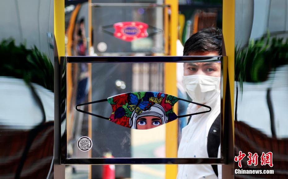 歩行者の注目を集めたクリエイティブ性豊かなマスク作品（撮影?湯彥?。?。