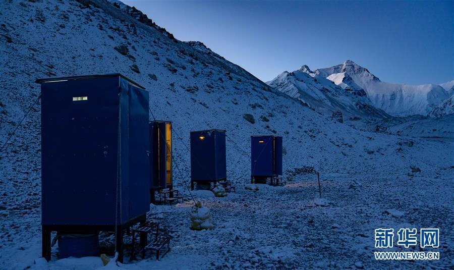 5月3日、チョモランマ?ベースキャンプのトイレ（撮影?普美多吉）。