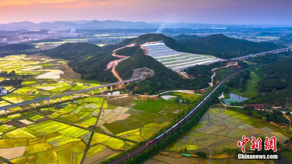 夕陽に輝く田園に白龍のごとく走る高速鉄道　江西省峽江県