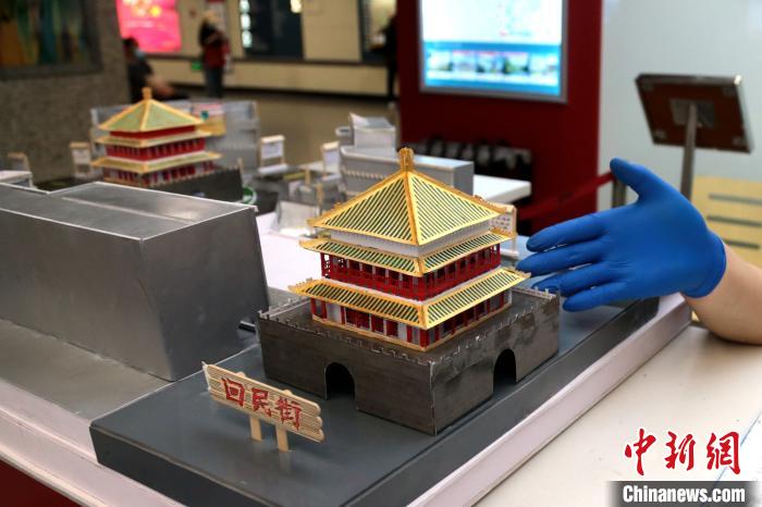 地下道案內(nèi)の「神アイテム」が西安の地下鉄鐘樓駅にお目見え　陝西省