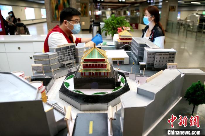 地下道案內(nèi)の「神アイテム」が西安の地下鉄鐘樓駅にお目見え　陝西省