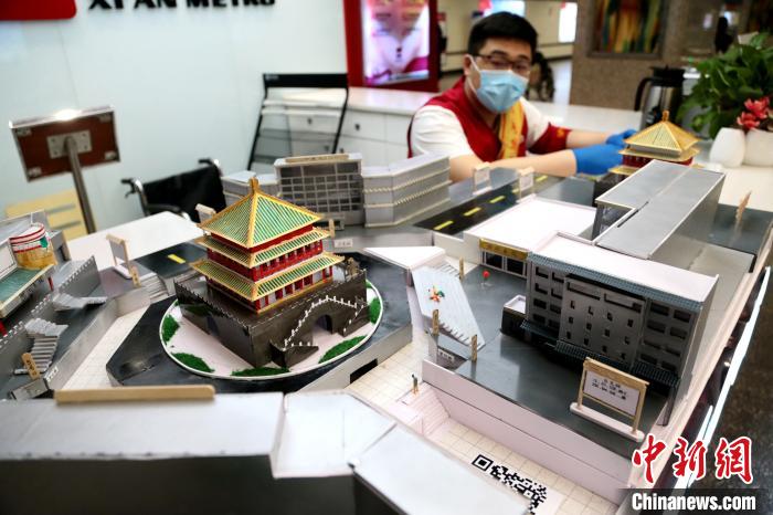 地下道案內(nèi)の「神アイテム」が西安の地下鉄鐘樓駅にお目見(jiàn)え　陝西省