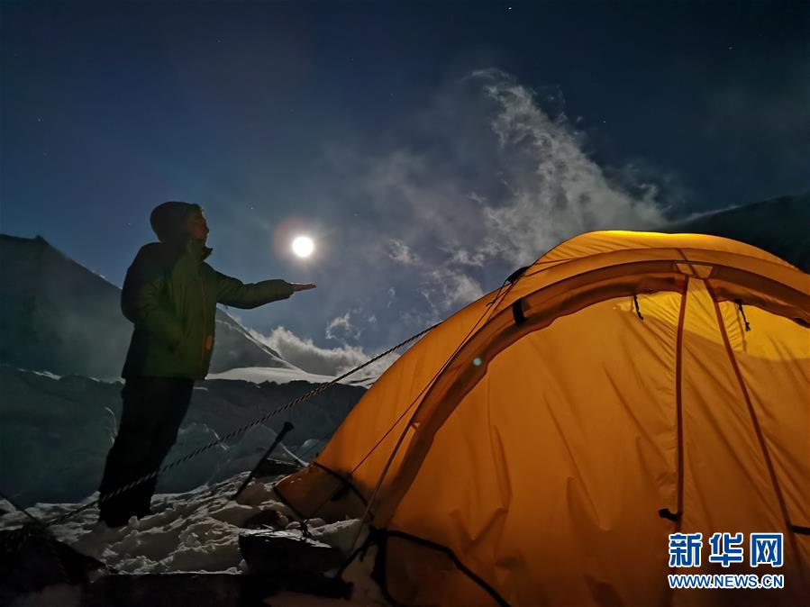 チョモランマ測量登山隊(duì)が標(biāo)高6500メートルからとらえたスーパームーン