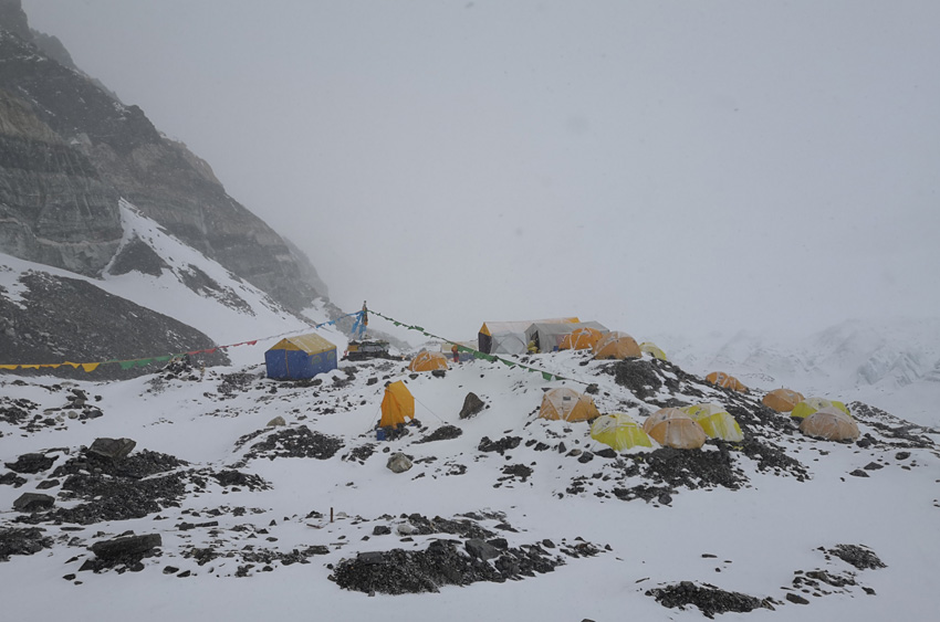 チョモランマ測(cè)量登山隊(duì)が標(biāo)高6500メートルからとらえたスーパームーン