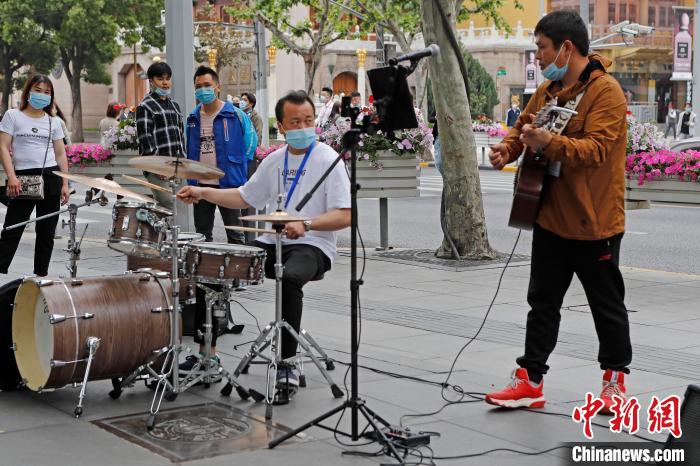 上海の街に大道蕓人の姿再び　徹底した管理の下、賑わい取り戻す