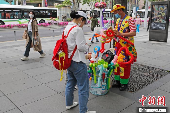 上海の街に大道蕓人の姿再び　徹底した管理の下、賑わい取り戻す