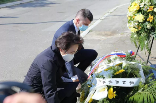 在セルビア中國大使館、NATOの爆撃で亡くなった烈士3人を追悼