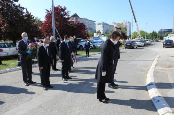 在セルビア中國(guó)大使館、NATOの爆撃で亡くなった烈士3人を追悼