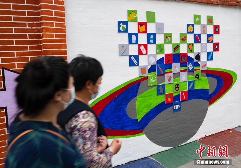 ごみ分別のカラフルな壁畫が北京の街頭に登場