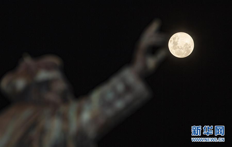 夜空に輝く「スーパームーン」