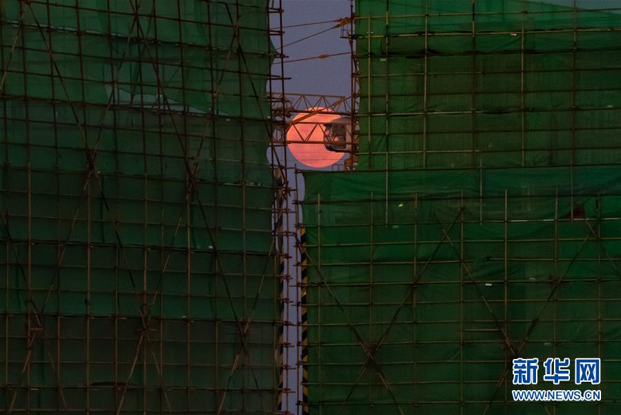 夜空に輝く「スーパームーン」
