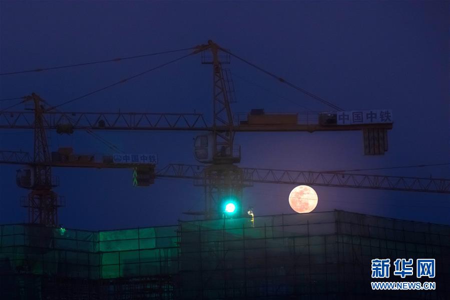 夜空に輝く「スーパームーン」