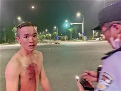 お屆け物はプラスエネルギー！未明に川で人命救助のデリバリー配達(dá)員