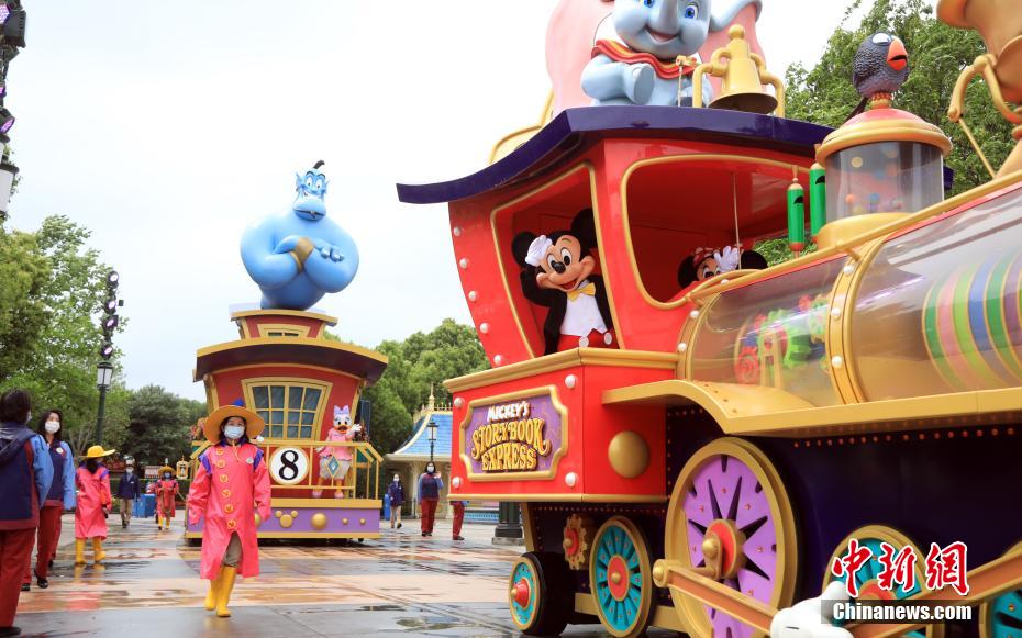 ディズニーランドの運(yùn)営再開(kāi)に向けて準(zhǔn)備するミッキーとその仲間たち。運(yùn)営再開(kāi)後、ディズニーの仲間たちとのふれあいや至近距離での記念撮影などは當(dāng)面再開(kāi)されない（撮影?湯彥俊）。