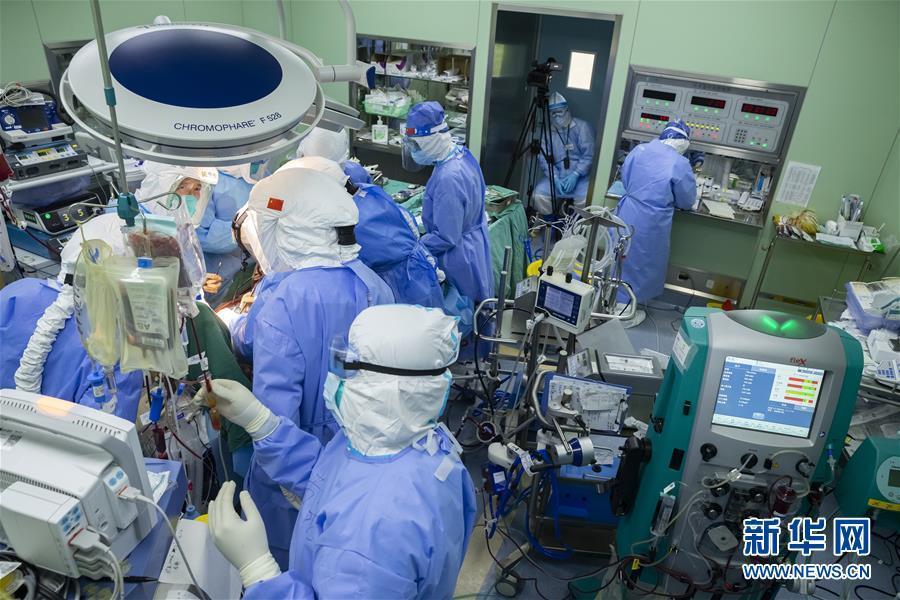 4月24日、両肺の移植手術(shù)を受ける患者（資料提供?武漢協(xié)和病院広報(bào)部）。