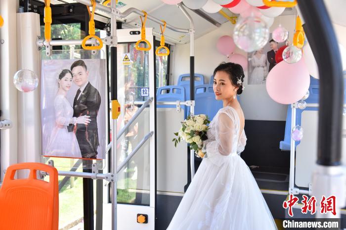 バス車內(nèi)で美しい思い出作りをする新婦（資料提供?成都公共交通集団）。