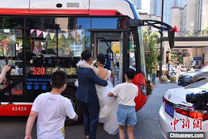 「ウェディングバス」が新型コロナウイルス後、初めて運(yùn)行　四川省成都