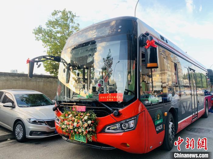 「ウェディングバス」が新型コロナウイルス後、初めて運行　四川省成都