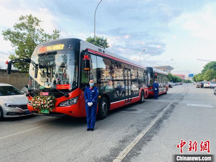 「ウェディングバス」が新型コロナウイルス後、初めて運行　四川省成都