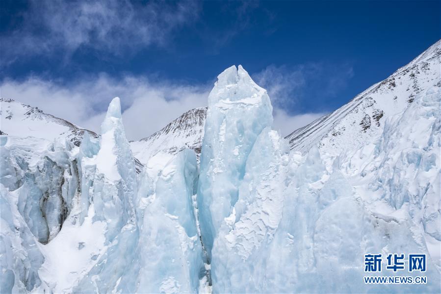 雄大な美！チョモランマの氷塔林