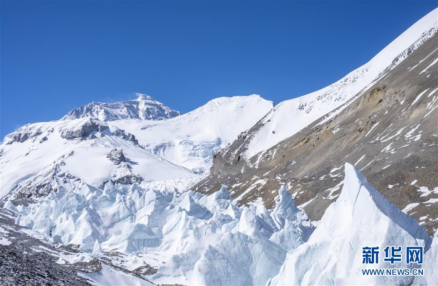 雄大な美！チョモランマの氷塔林