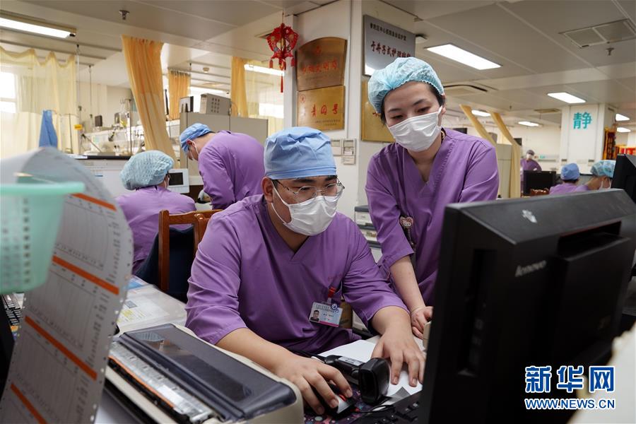 12日は「國(guó)際看護(hù)師の日」、男性看護(hù)師をカメラで追う　上海