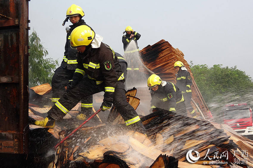 気溫40度の中でも持ち場を守る消防員に敬意！　広西