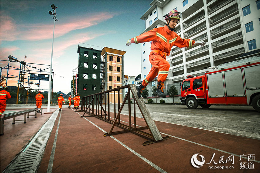 気溫40度の中でも持ち場を守る消防員に敬意！　広西