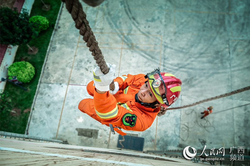 気溫40度の中でも持ち場を守る消防員に敬意！　広西