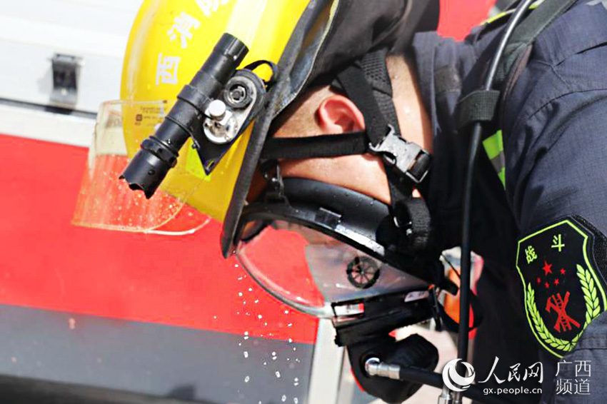 気溫40度の中でも持ち場(chǎng)を守る消防員に敬意！　広西