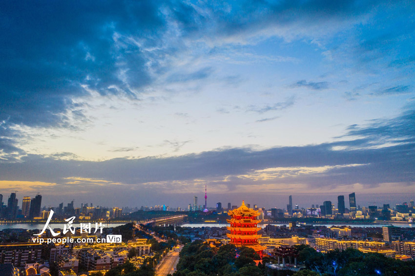夕焼けに美しく照らされた黃鶴樓　湖北省武漢市