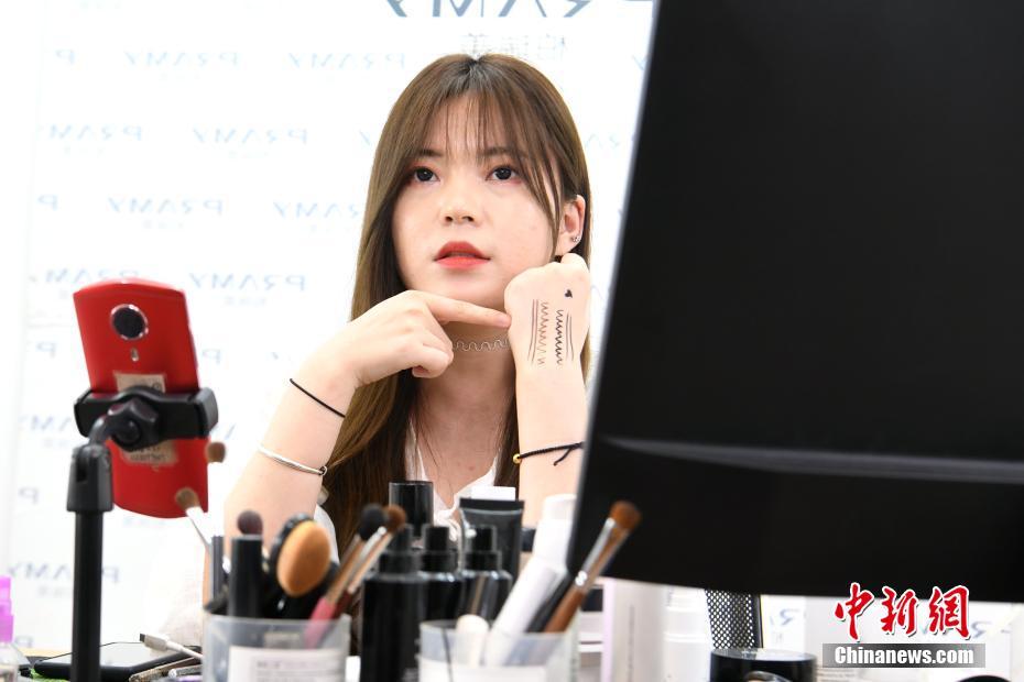 Eコマース企業(yè)のライブ配信で従來からのアパレル業(yè)を活性化　安徽省合肥市