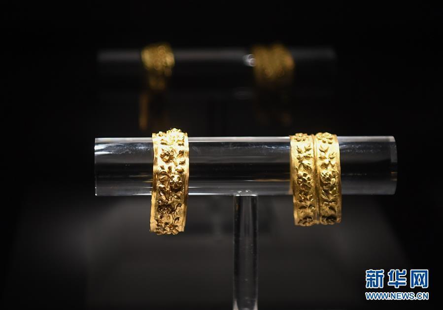 広東省陽江市の海陵島にある広東海上シルクロード博物館で展示されている「南海1號」から発見された文化財?金鉗▲（▲は金へんに蜀）。