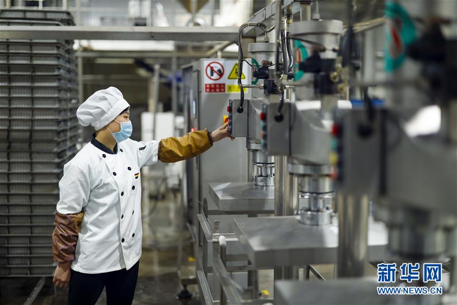 5月14日、美心赤ワイン小鎮(zhèn)景勝地內(nèi)の貧困支援作業(yè)場で、豆加工製品の生産業(yè)務(wù)に攜わる貧困家庭の陳桂菊さん（撮影?劉潺）。