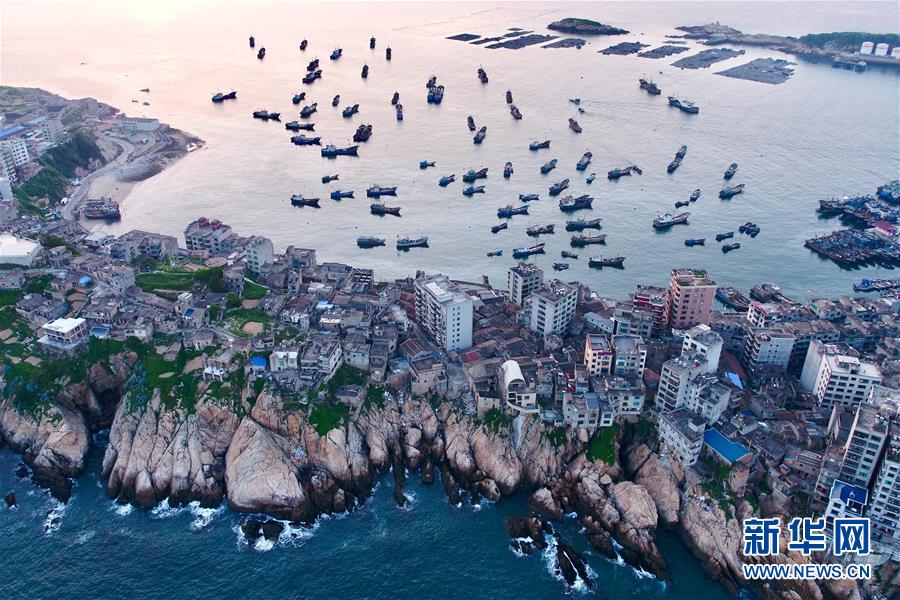 5月13日、福建省連江県苔菉鎮(zhèn)北茭村の海灣に停泊する休漁中の漁船（ドローンによる撮影?姜克紅）。