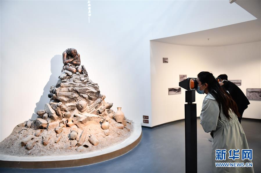 5月14日、青海喇家國家考古遺跡公園VRエリアでバーチャルリアリティの體験をする來園客（撮影?張龍）。