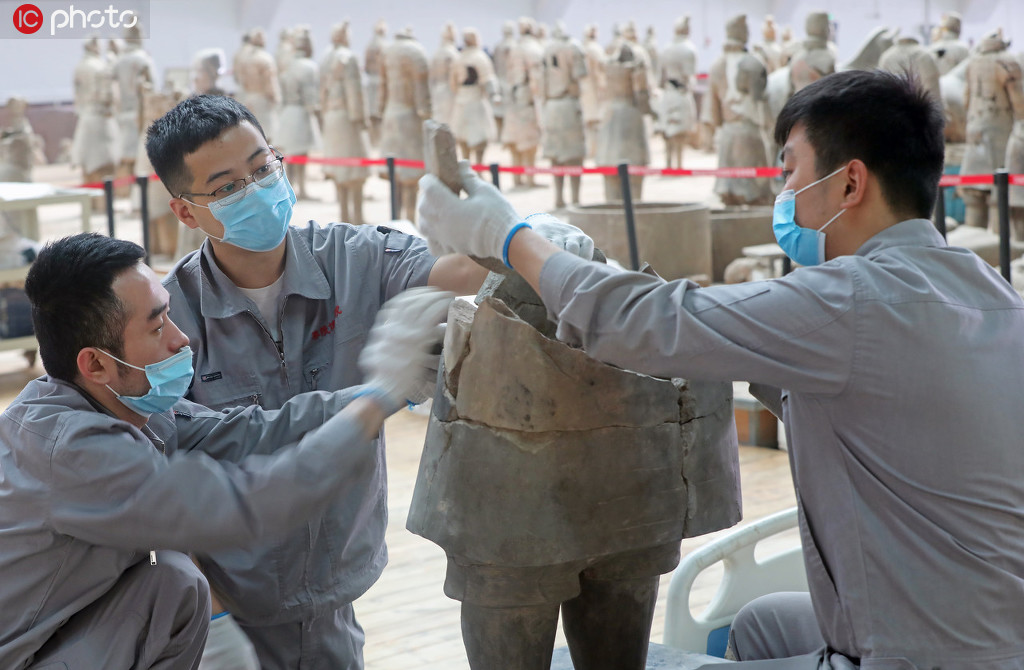 秦兵馬俑の欠片を繋ぎ合わせようと試みる一號坑の修復(fù)専門技師（寫真著作権は東方ICが所有のため転載禁止）。