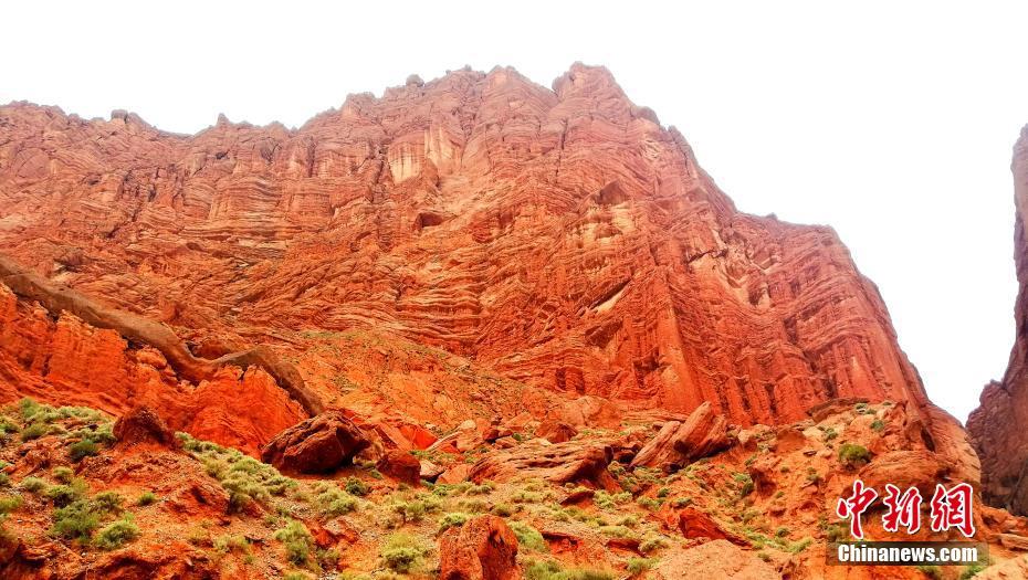 震撼！新疆天山神秘大峽谷の「赤褐色の絶壁」