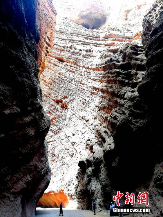 震撼！新疆天山神秘大峽谷の「赤褐色の絶壁」