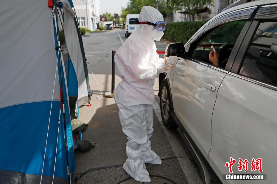 PCR検査受診のために車の中で待機(jī)する検査希望者（撮影?殷立勤）。