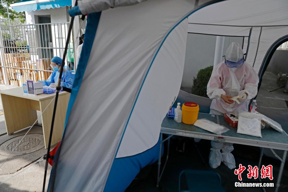 上海初の「ドライブスルー方式」PCR検査開(kāi)始、2分で検體採(cǎi)取完了