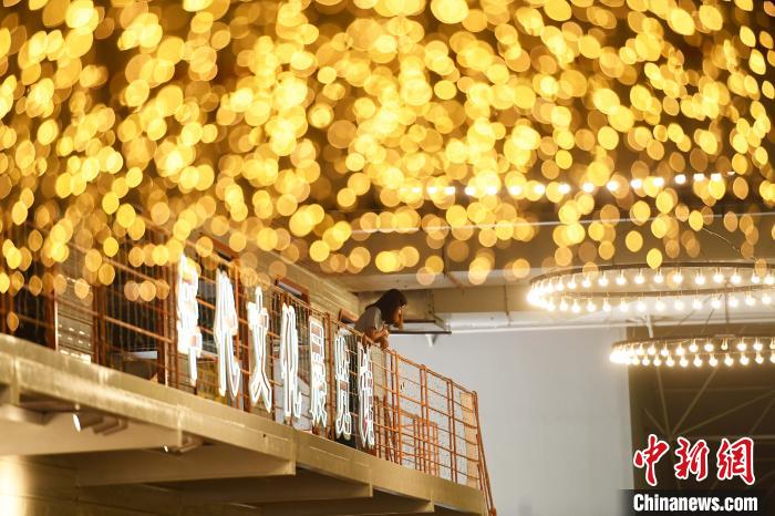 年代文化博物館を見(jiàn)學(xué)する來(lái)館者（撮影?陳超）。