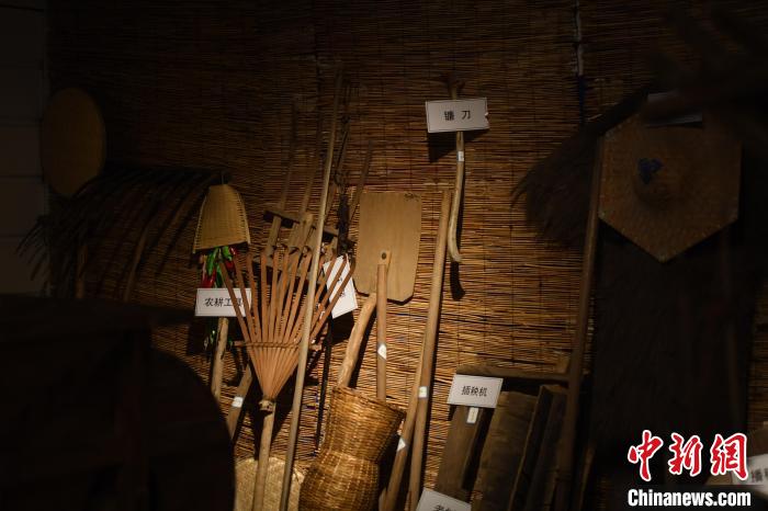 過(guò)ぎ去りし時(shí)代の記憶を呼び覚ますレトログッズの數(shù)々　重慶市