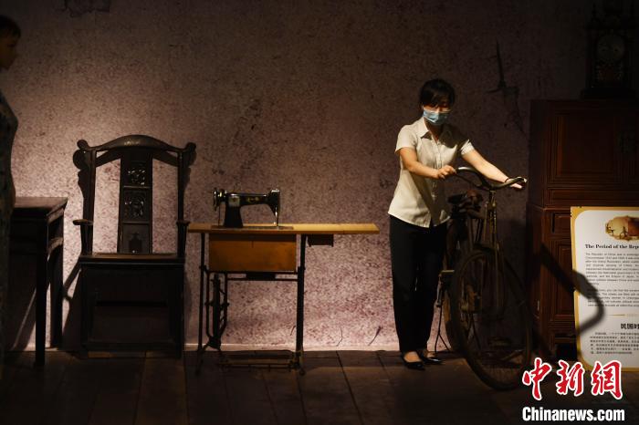 過ぎ去りし時代の記憶を呼び覚ますレトログッズの數(shù)々　重慶市