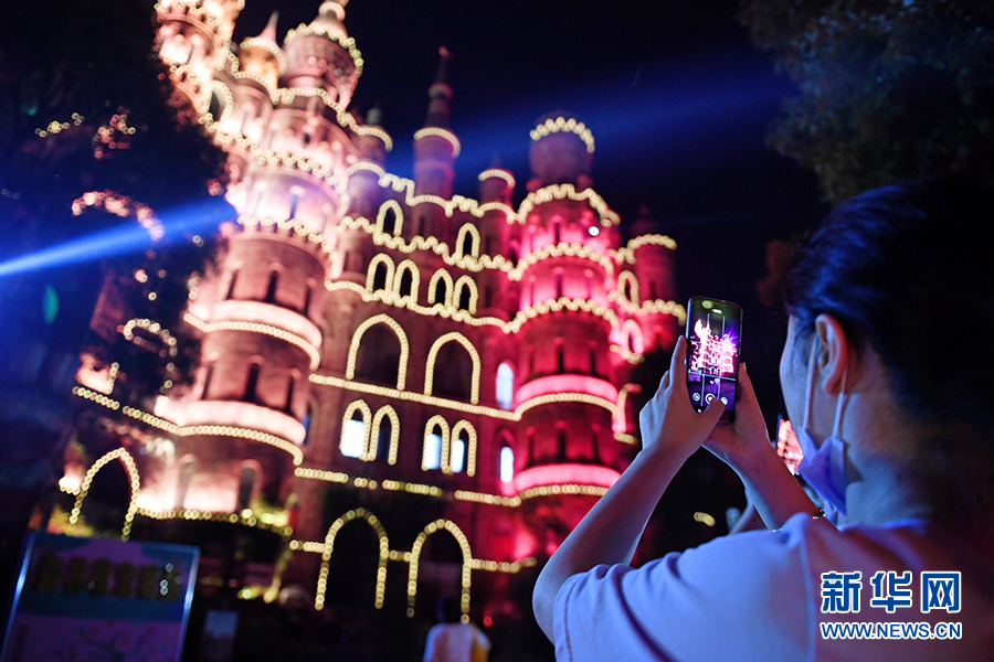 5月17日夜、カラフルにライトアップされた重慶市大渡口區(qū)の「五彩城堡」は、まるで童話に出てくる夢(mèng)の世界（撮影?彭博）。
