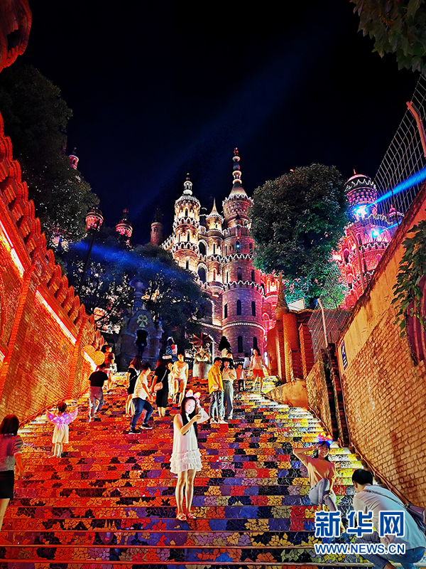 重慶市のカラフルな城が新たな人気スポットに