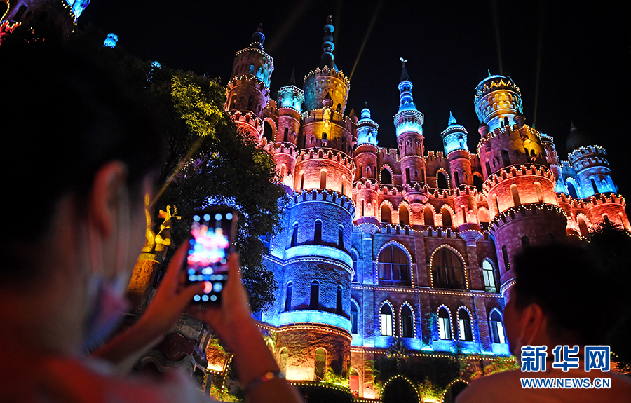 重慶市のカラフルな城が新たな人気スポットに