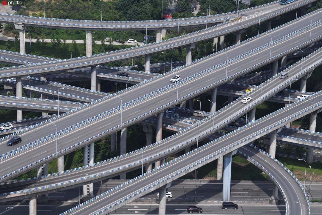 一體どこへ向かうのやら？方向感覚が麻痺する立體交差橋　重慶